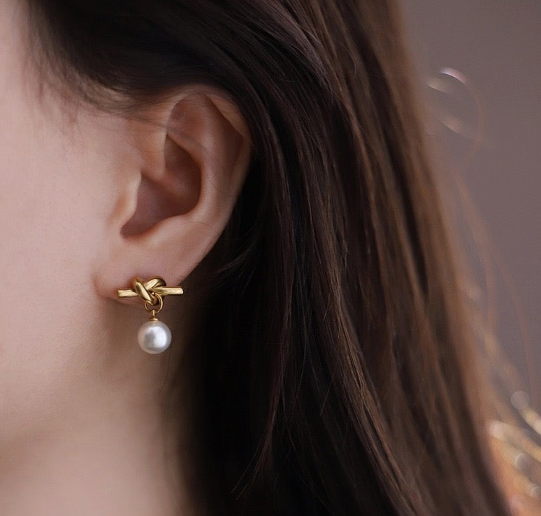 Knotty pearl studs