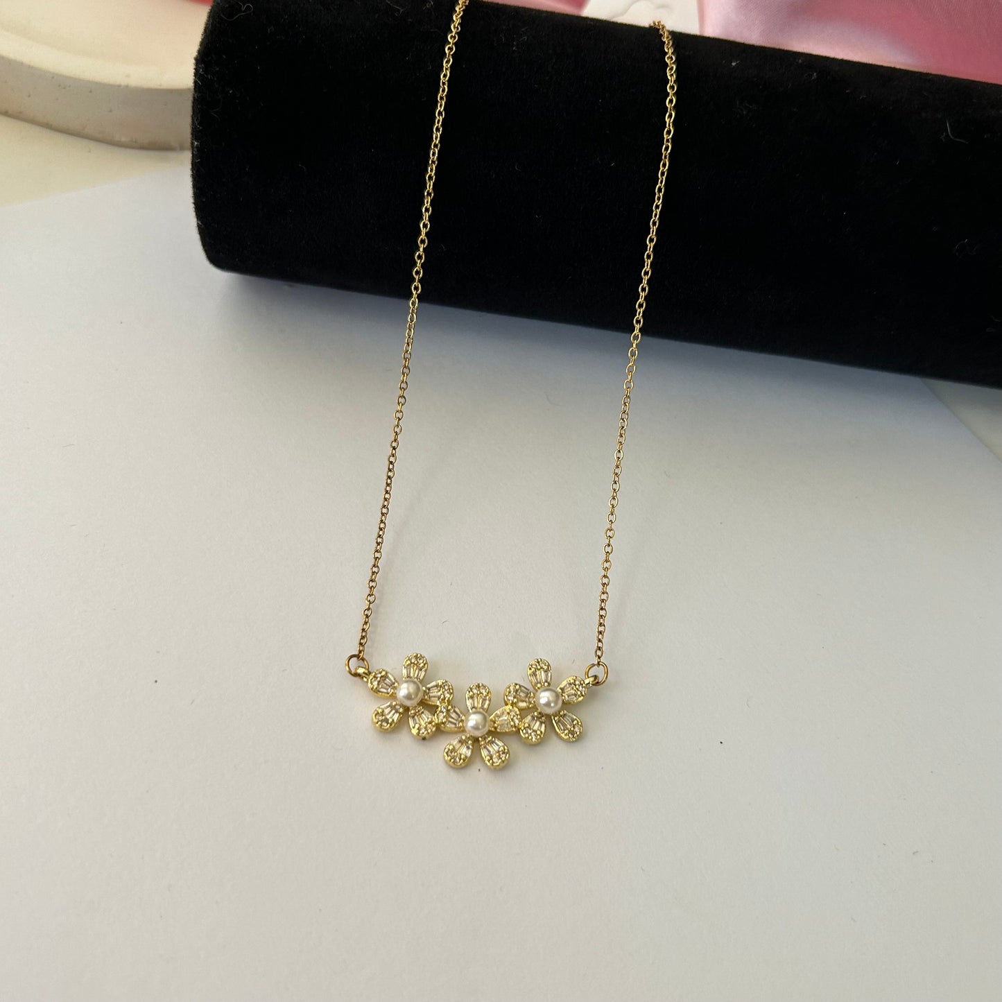 Flower pearl necklace