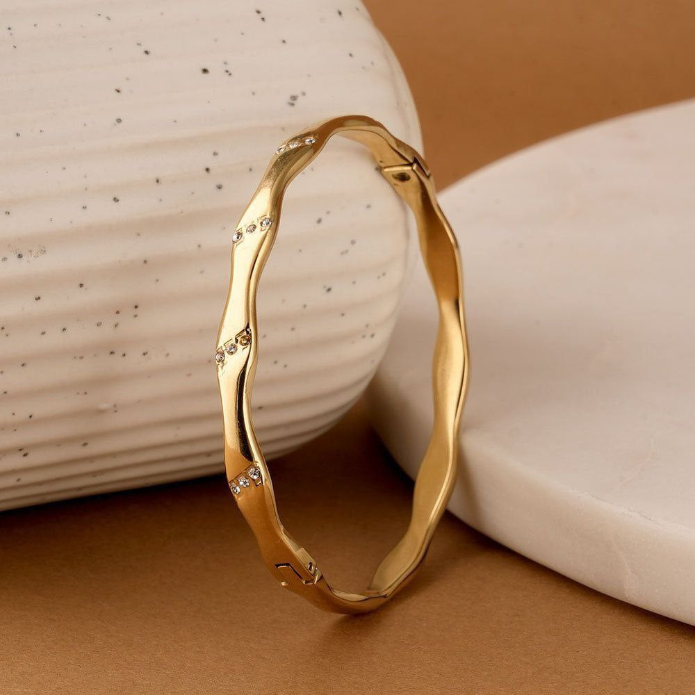 Wavy bangle