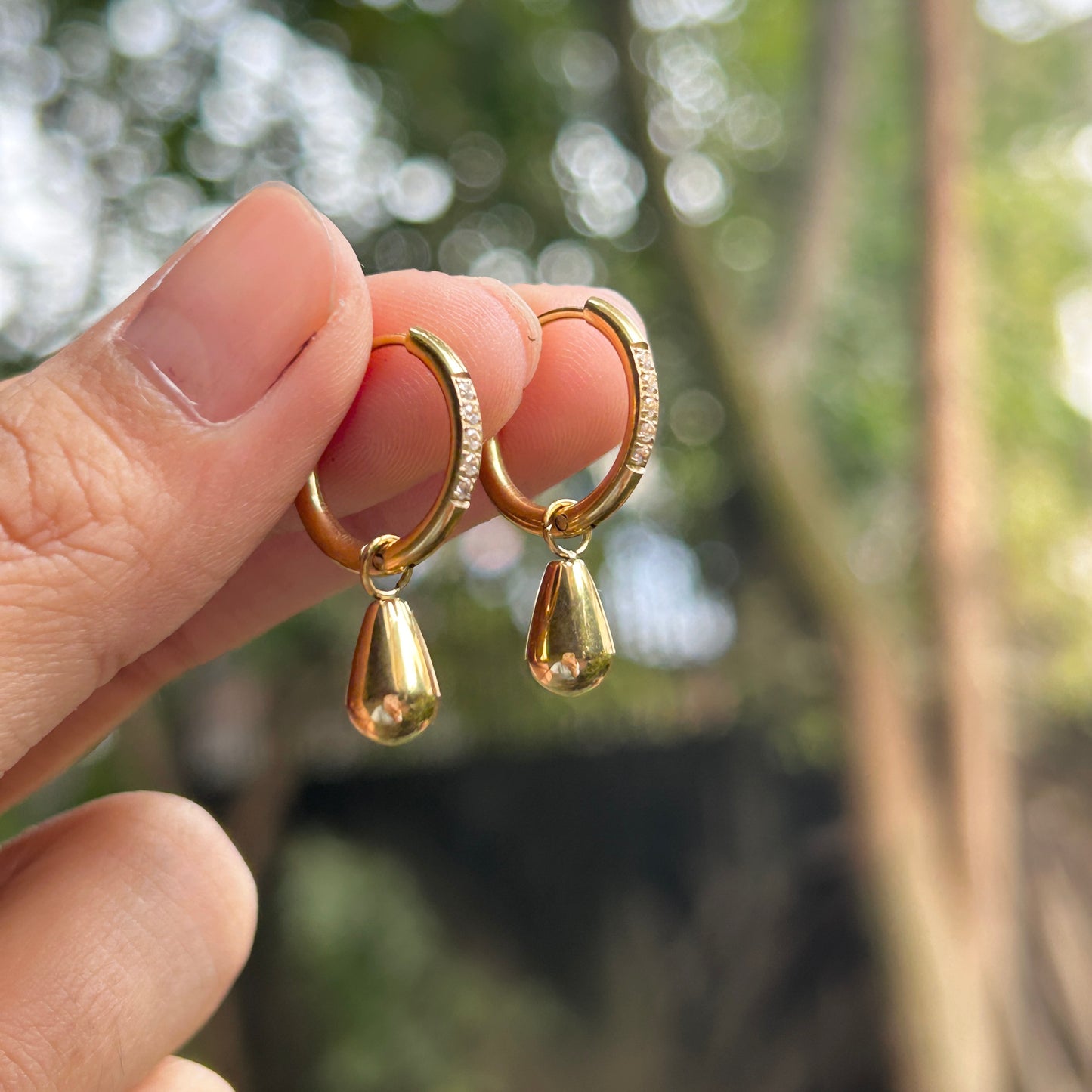 Teardrop detachable huggies