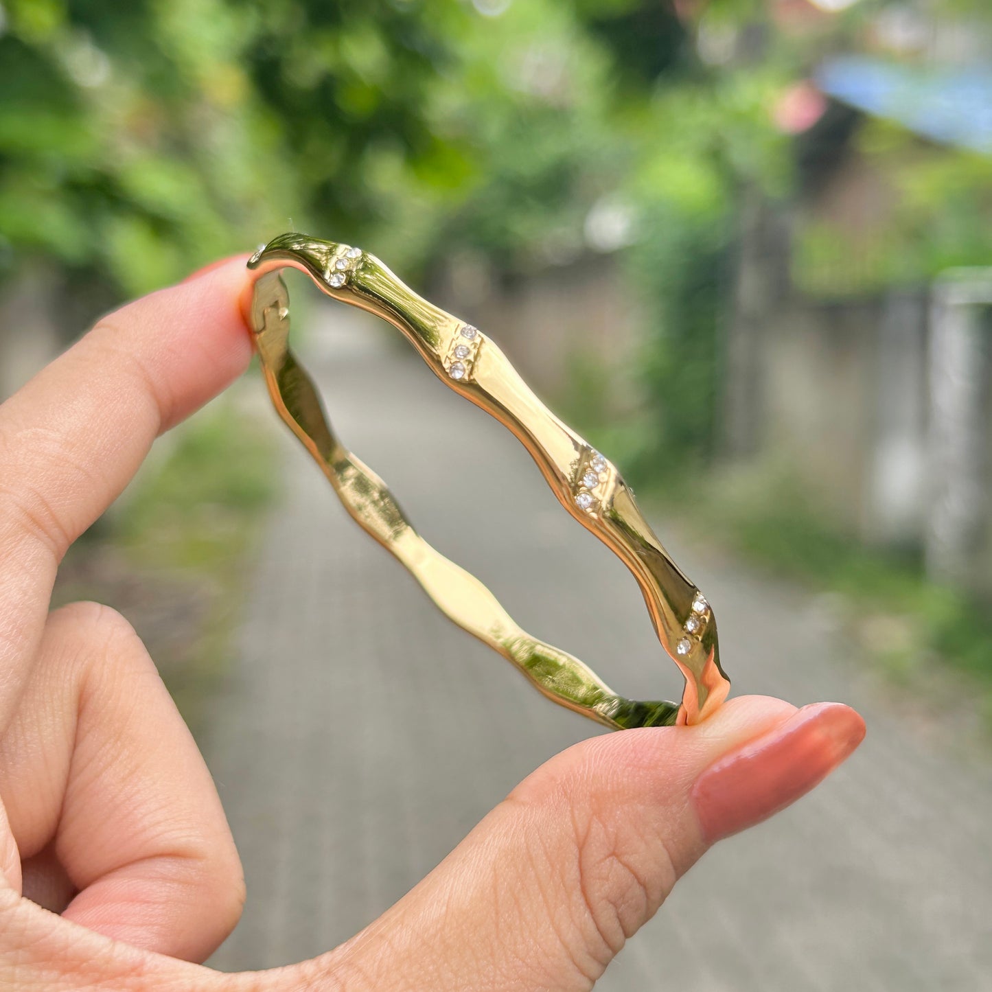Wavy bangle