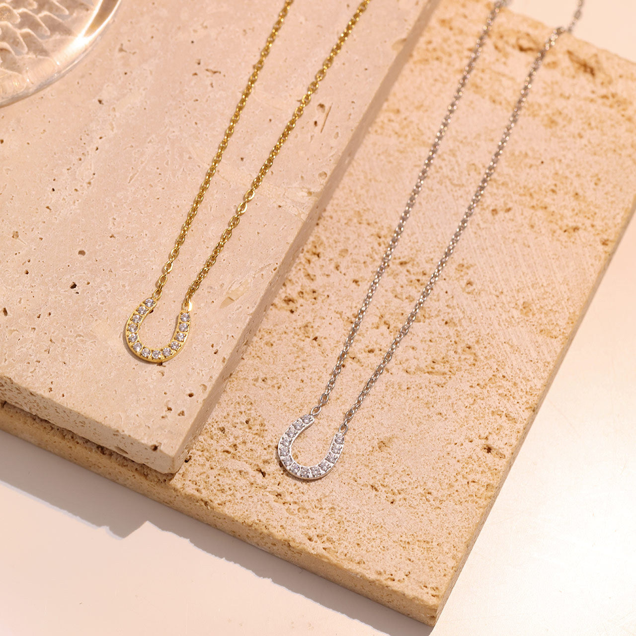 Minimal U shape necklace