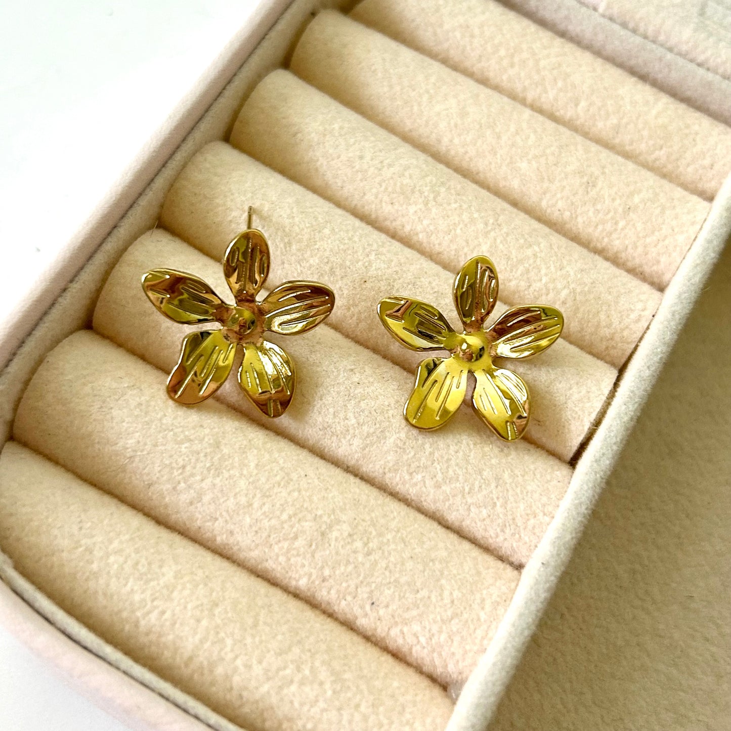Flower studs