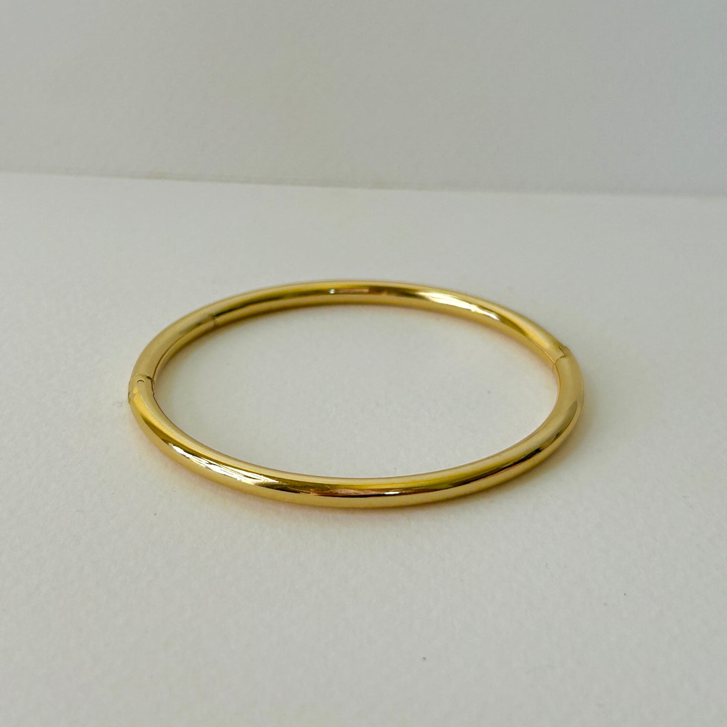 Plain round bangle