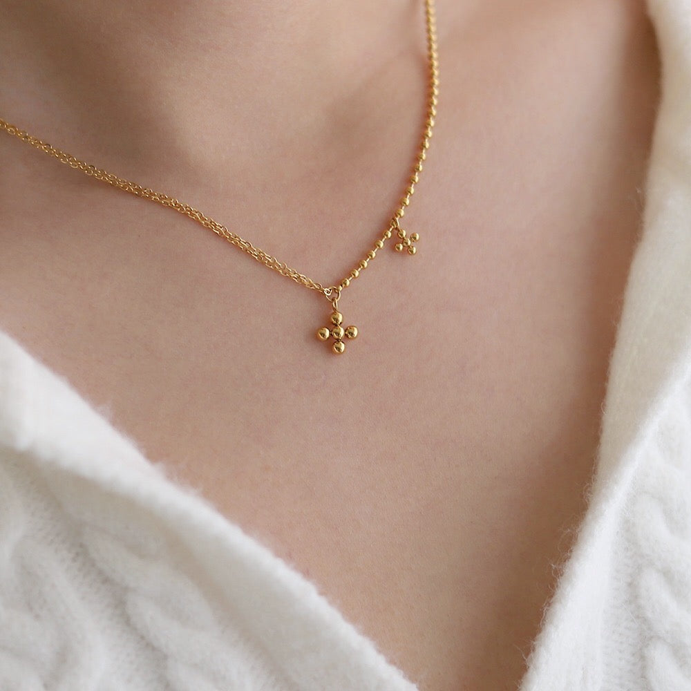 Dainty flower necklace
