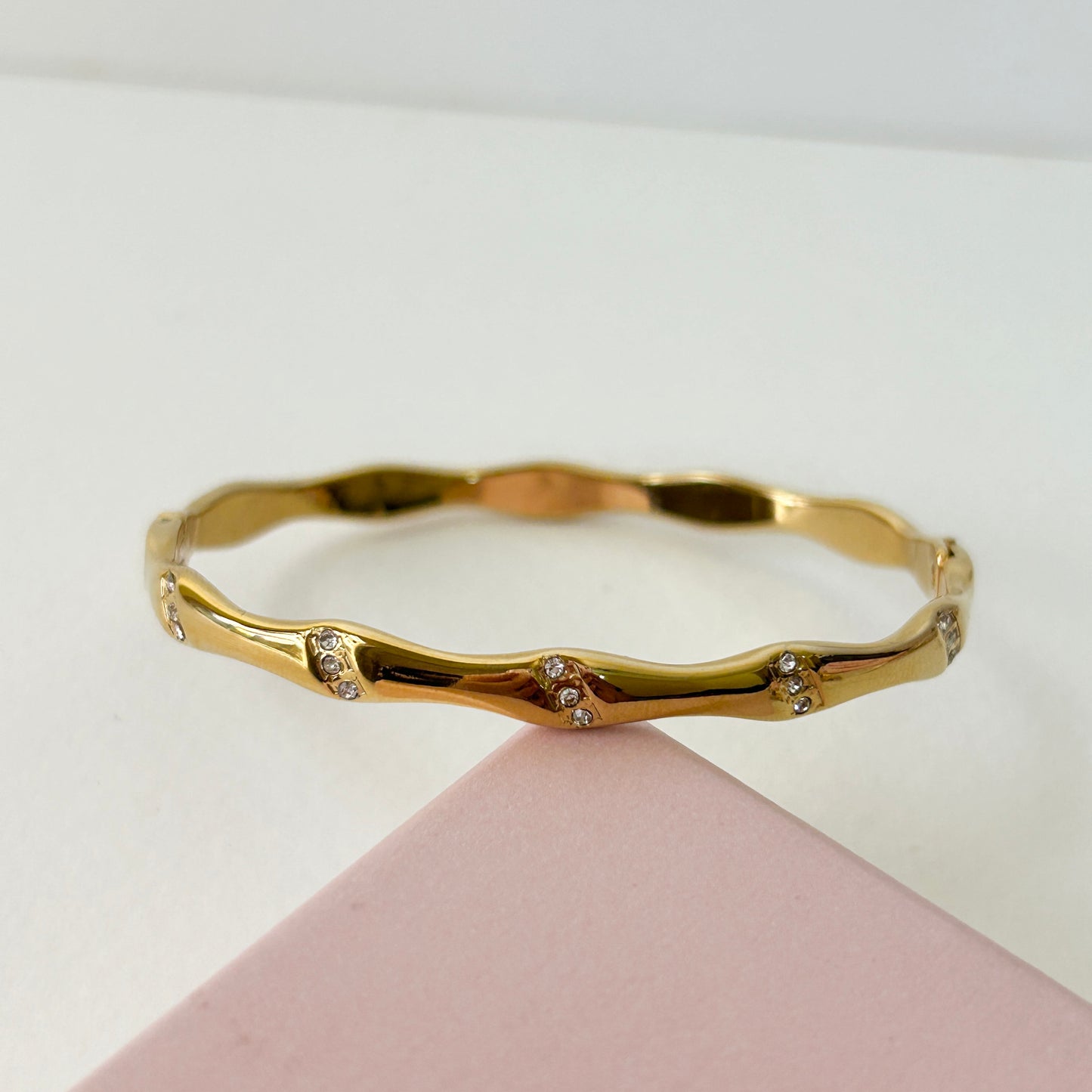 Wavy bangle
