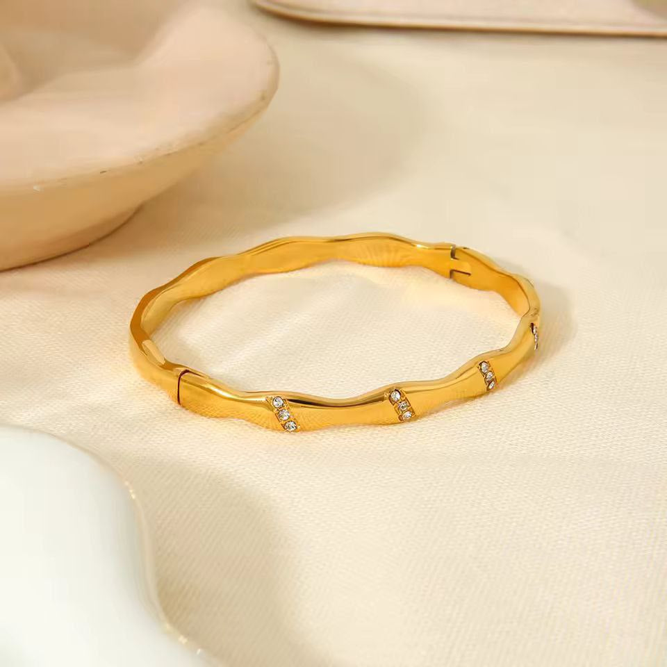 Wavy bangle