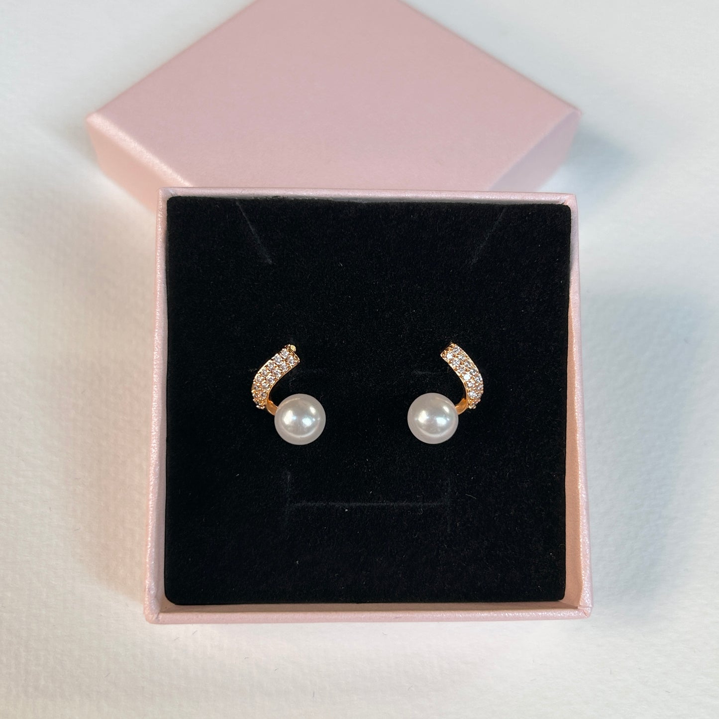 Zaha pearl studs