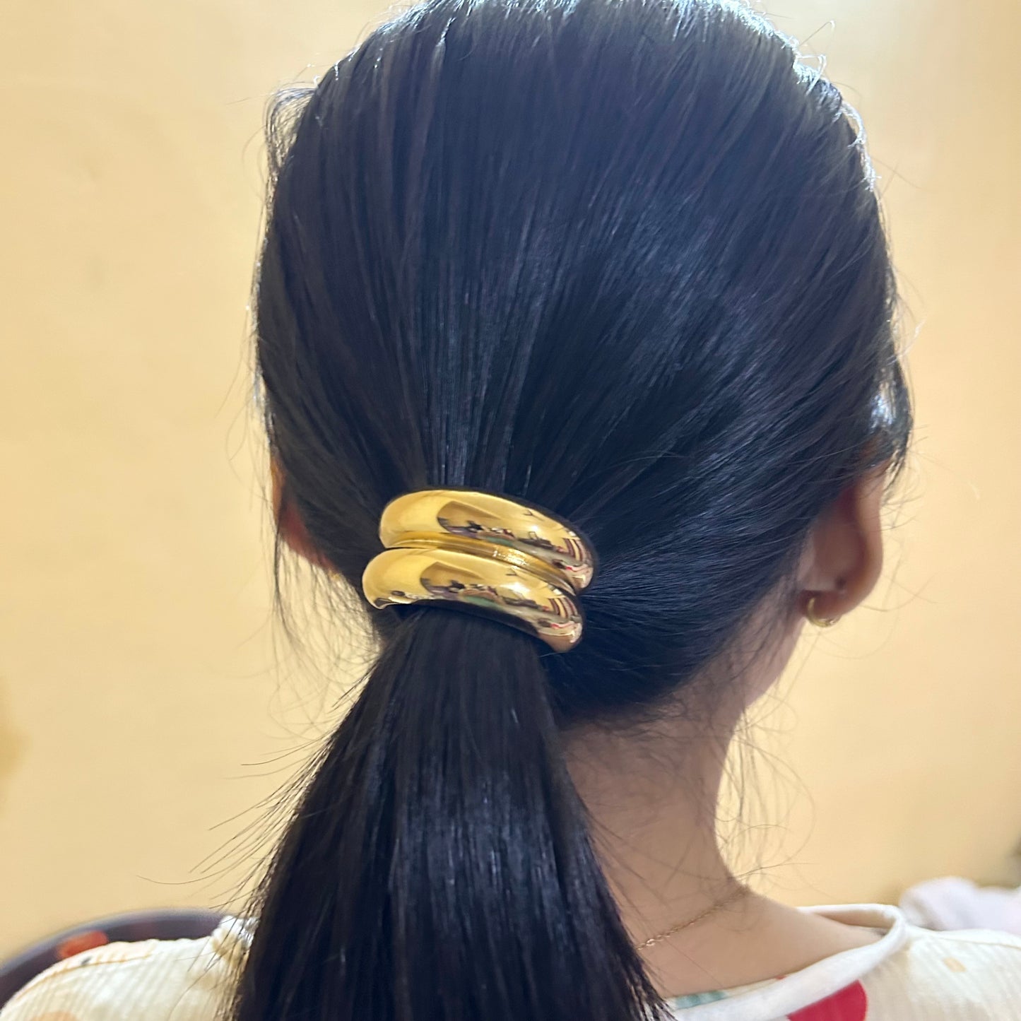 Double curve hair tie