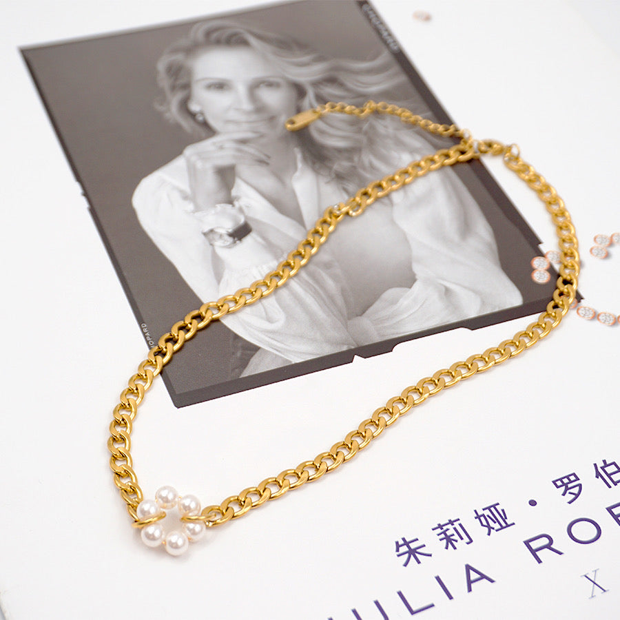 Mira pearl necklace