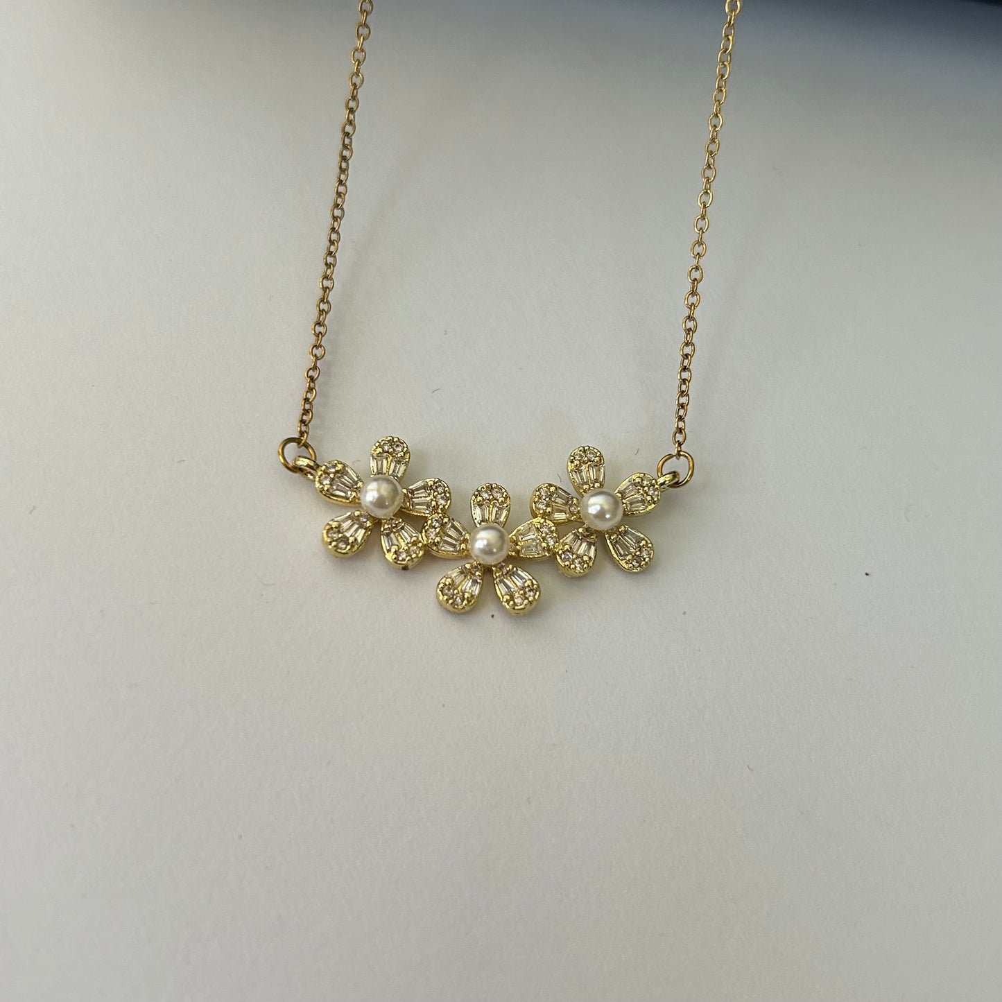 Flower pearl necklace
