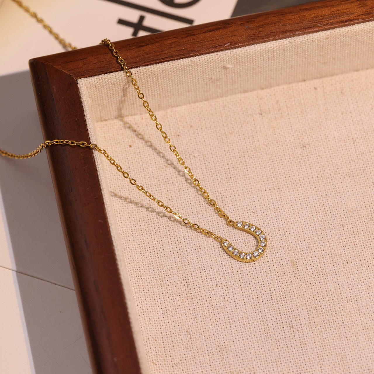 Minimal U shape necklace