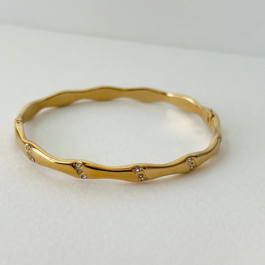 Wavy bangle