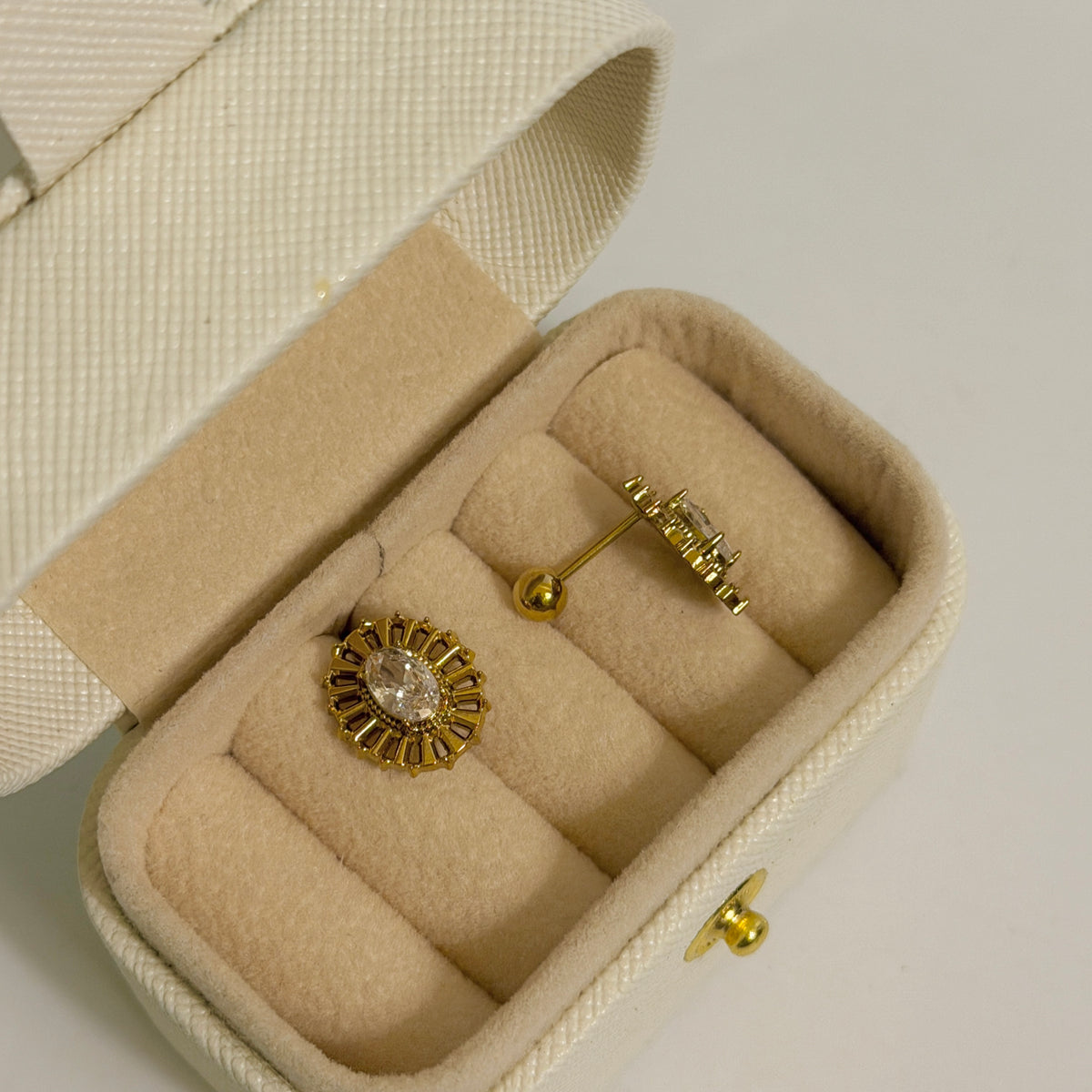Oval ball backstuds