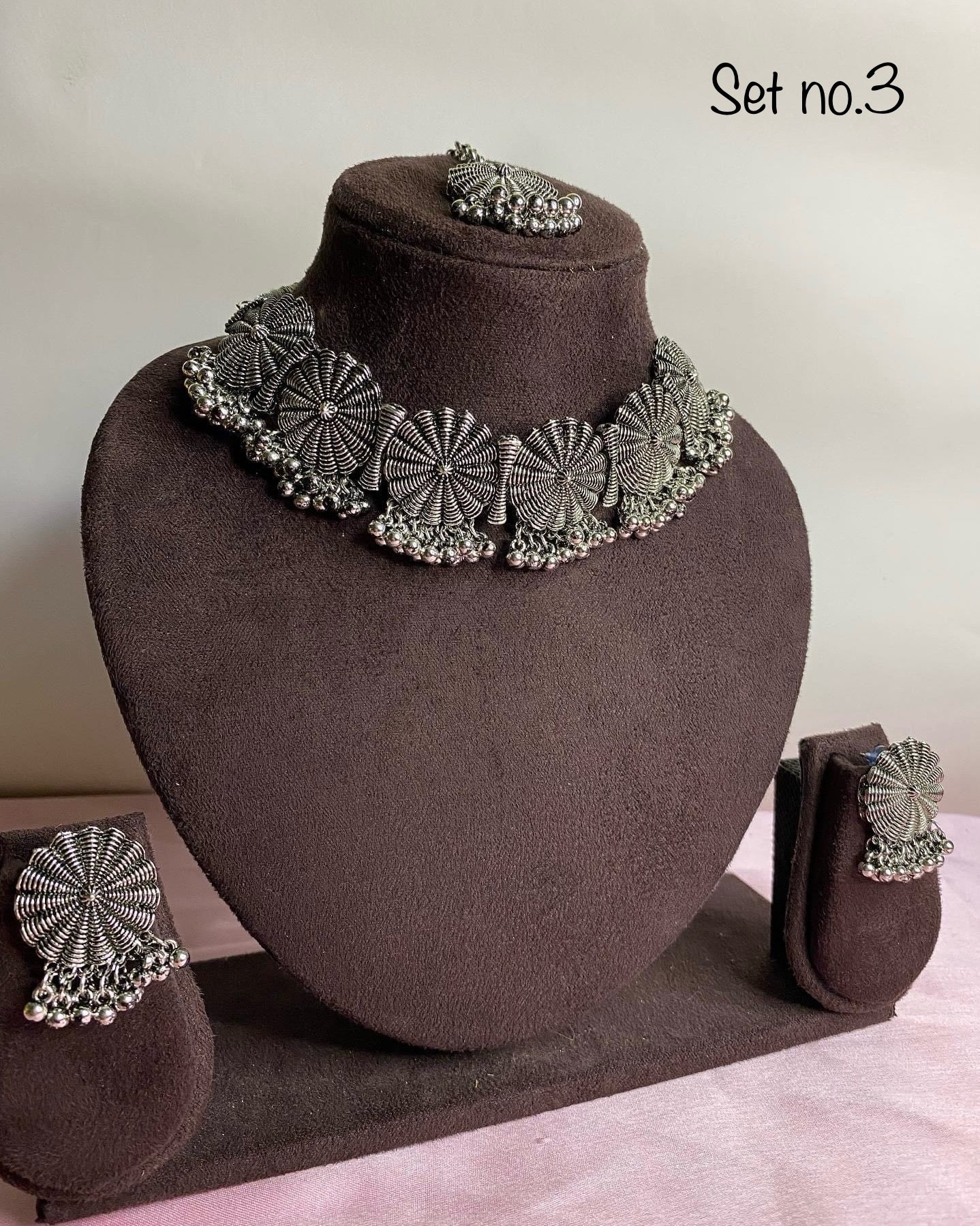 Oxidised set with mangtika