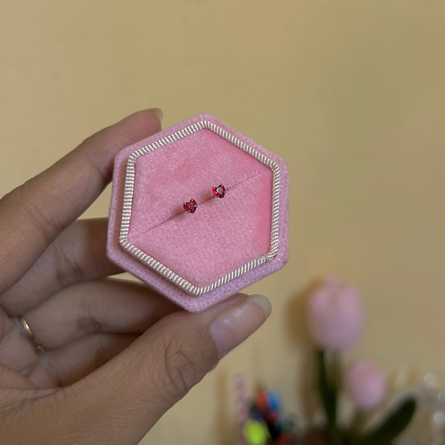 Red heart studs (3mm)