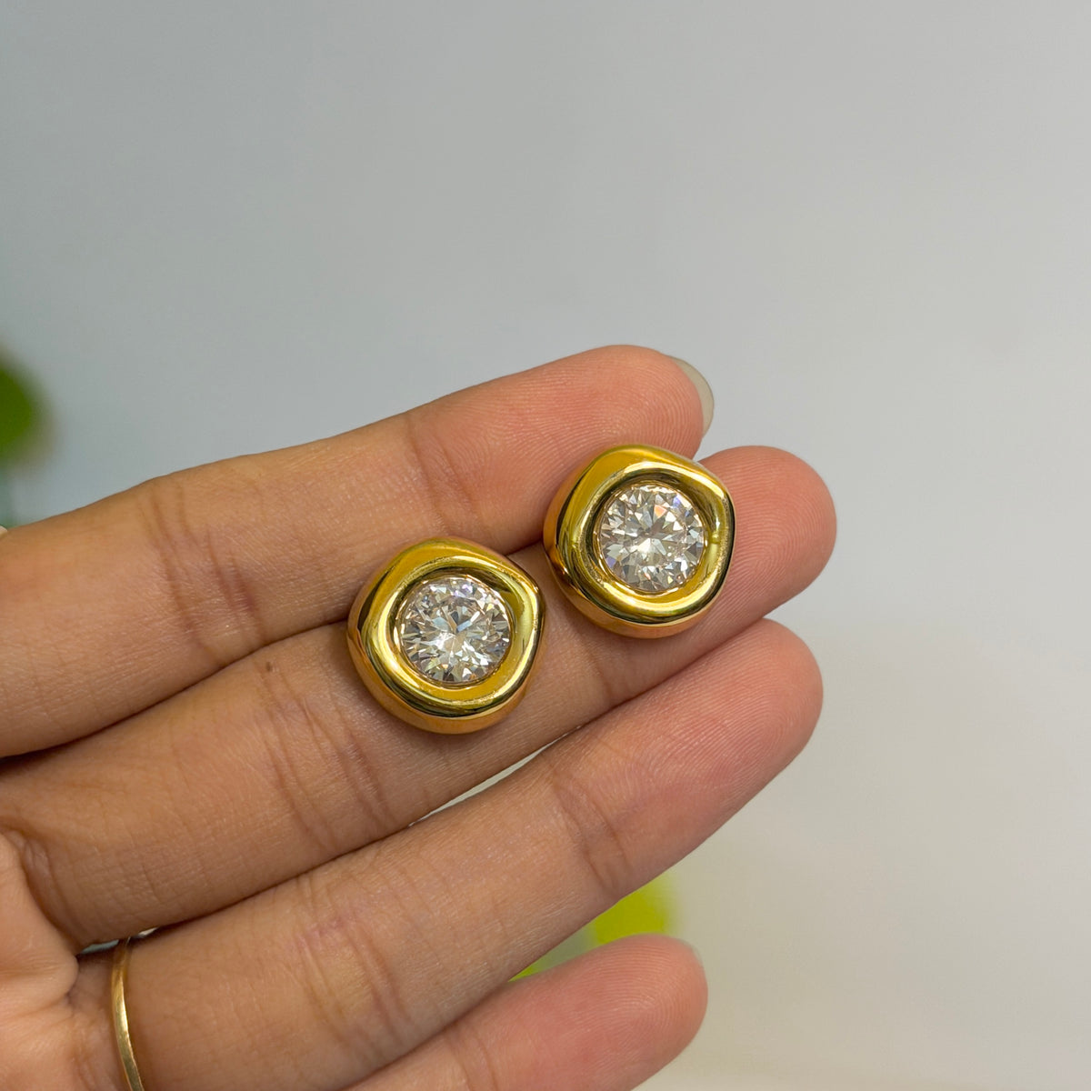 Round stone studs