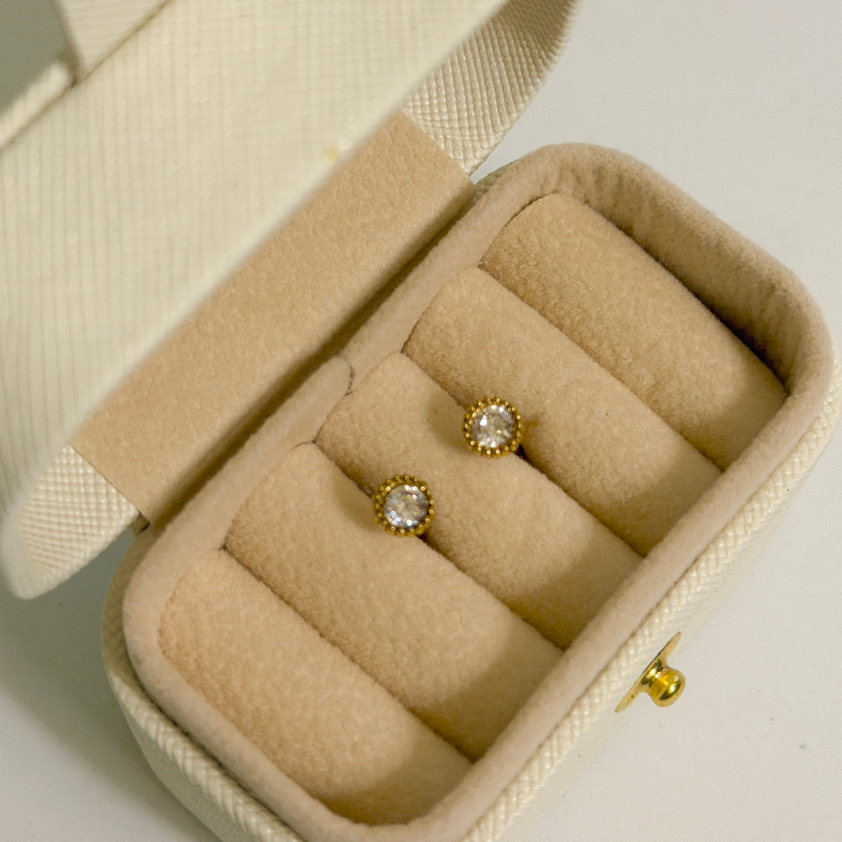 Round studs