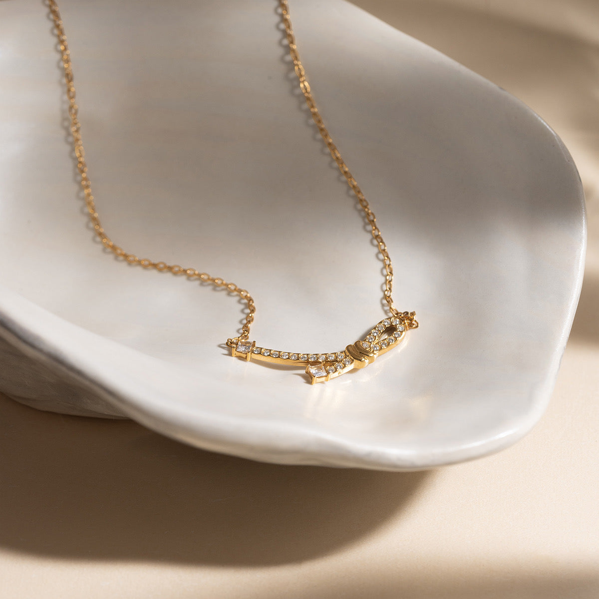 Sera studded knot chain