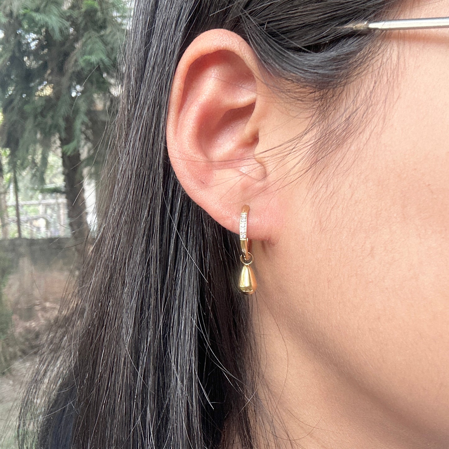 Teardrop detachable huggies