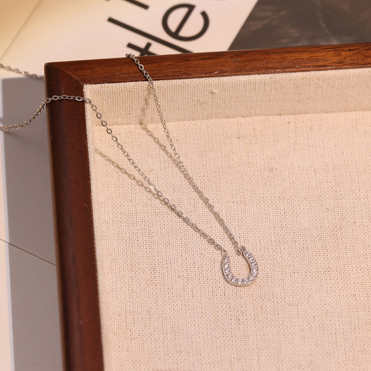 Minimal U shape necklace