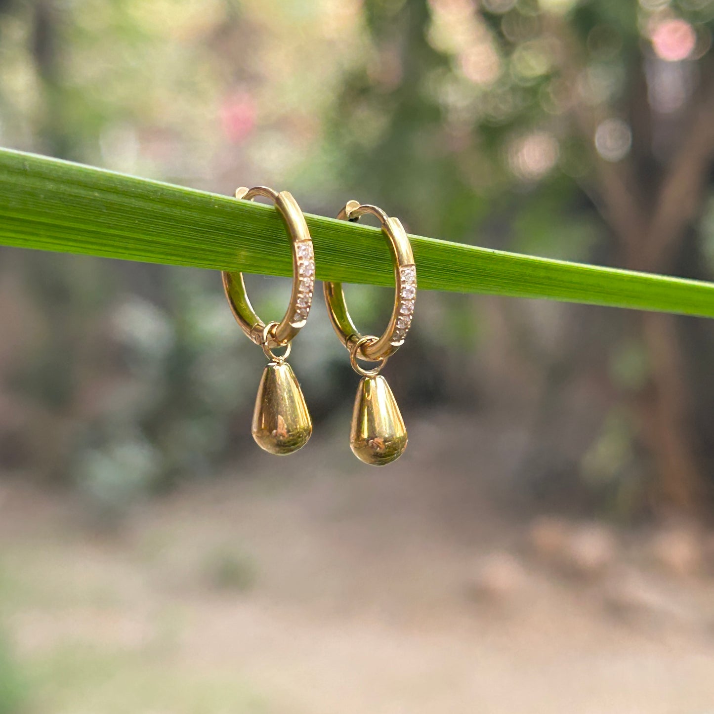 Teardrop detachable huggies