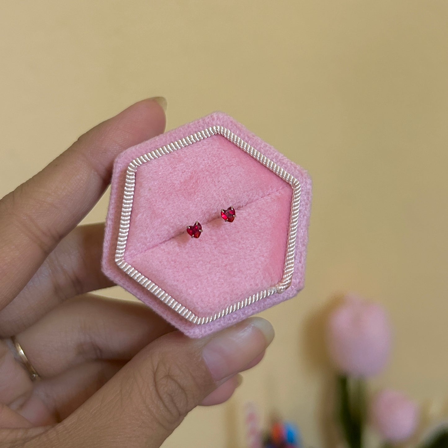 Red heart studs (3mm)