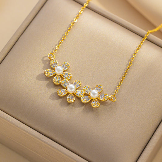 Flower pearl necklace