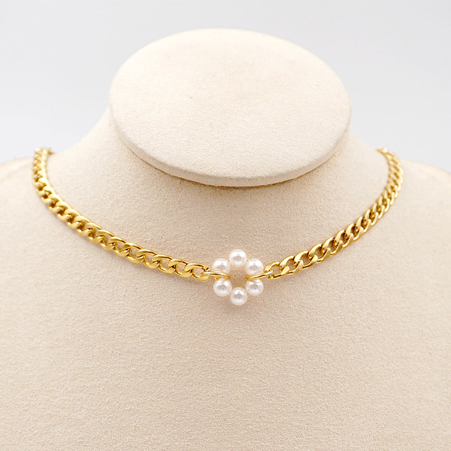 Mira pearl necklace