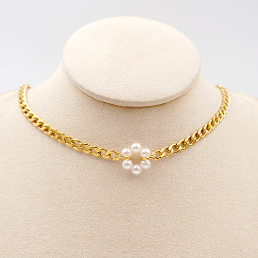 Mira pearl necklace