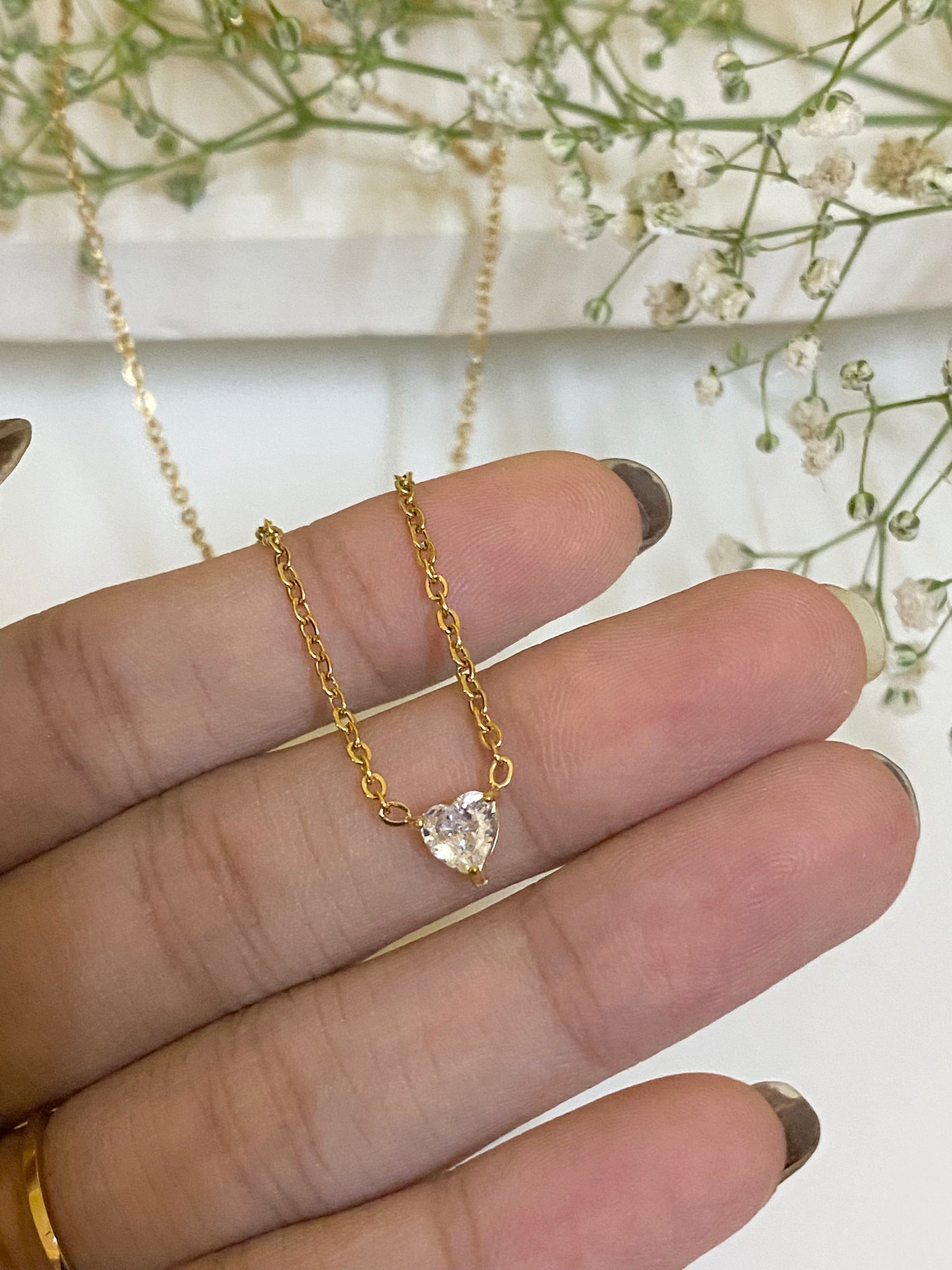 Tiny stone heart 18k