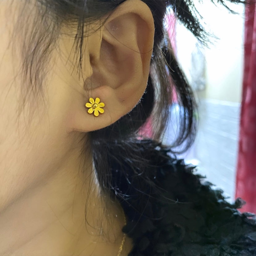 Small daisy studs