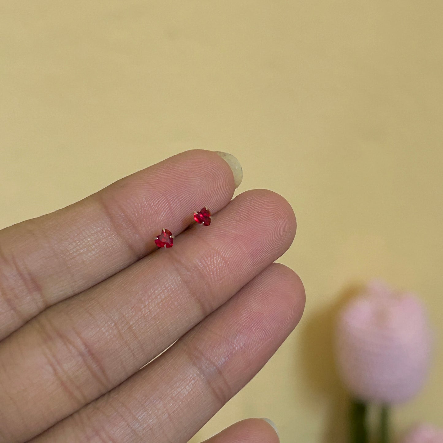 Red heart studs (3mm)
