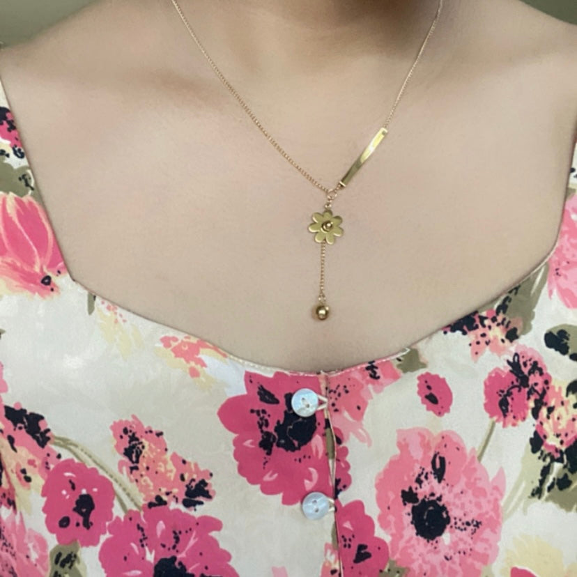 Daisy drop necklace