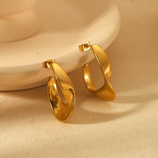 Wavy C earrings