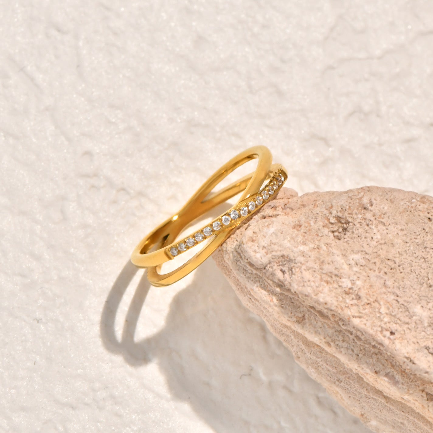 Crisscross ring