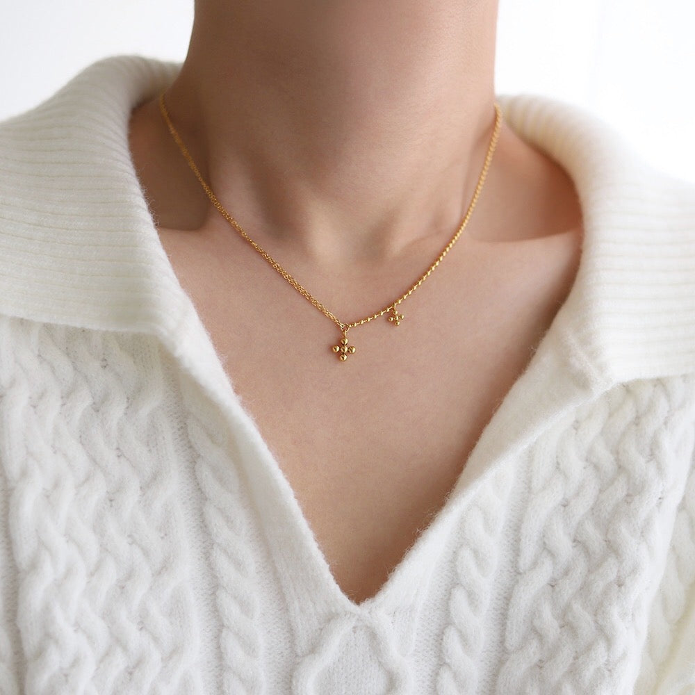 Dainty flower necklace