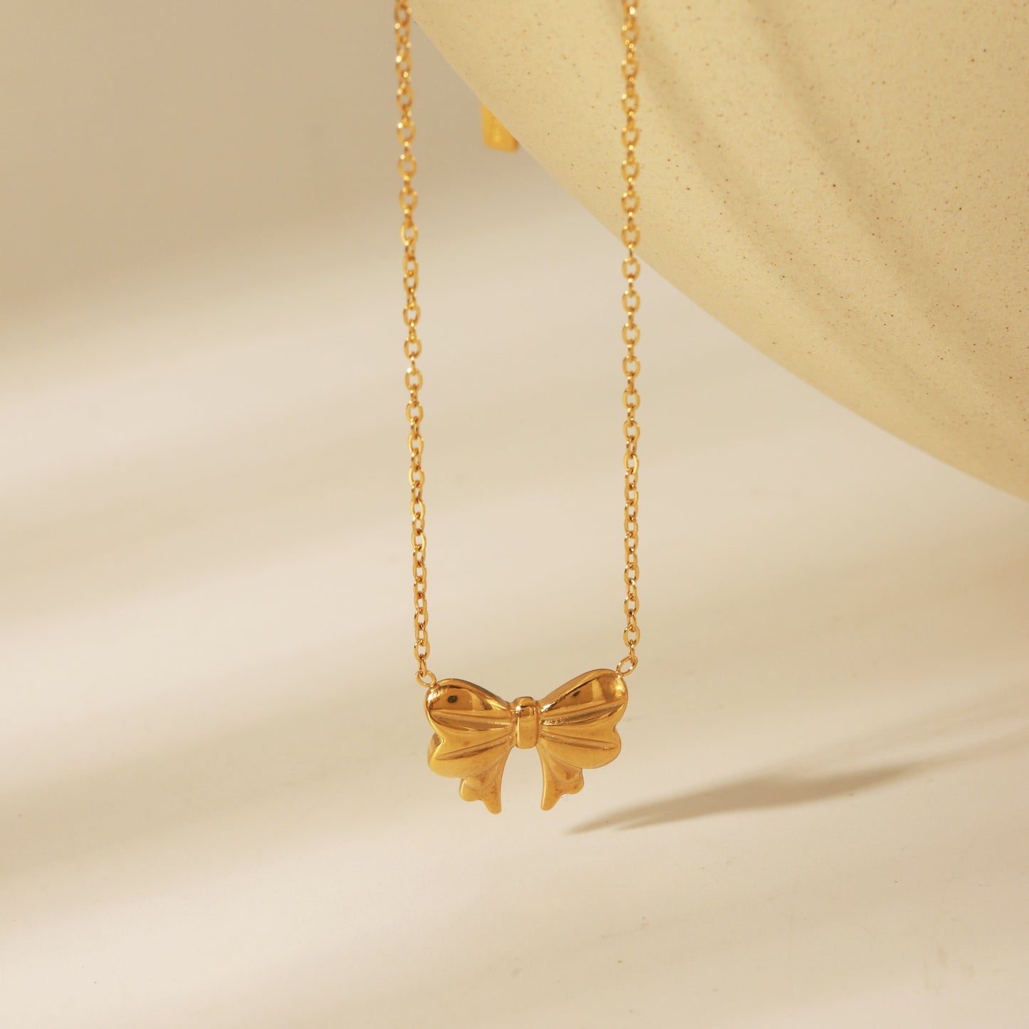 Bow pendant necklace