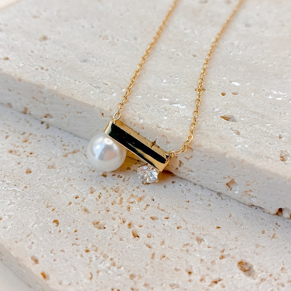 Pearly stone necklace