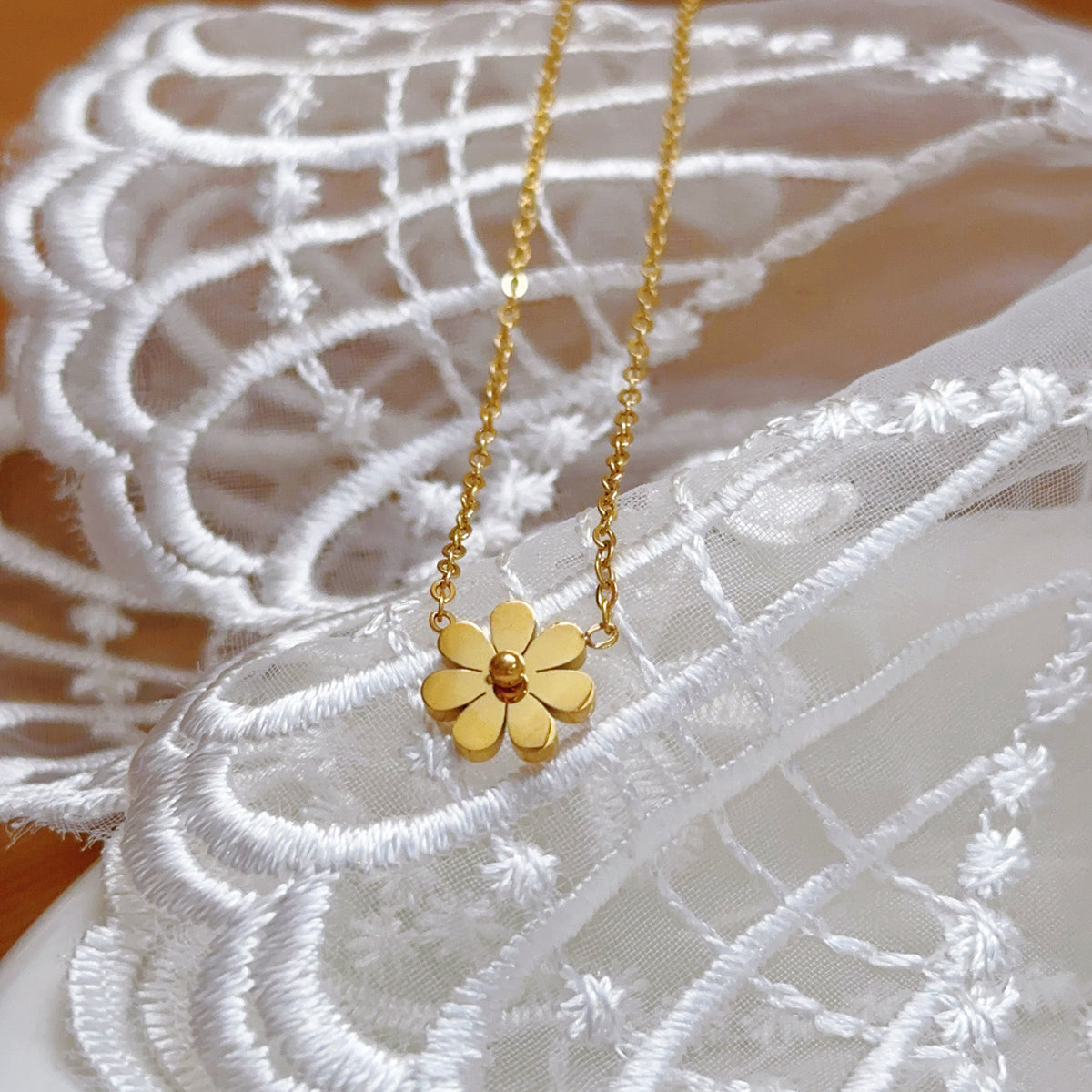 Small Daisy necklace
