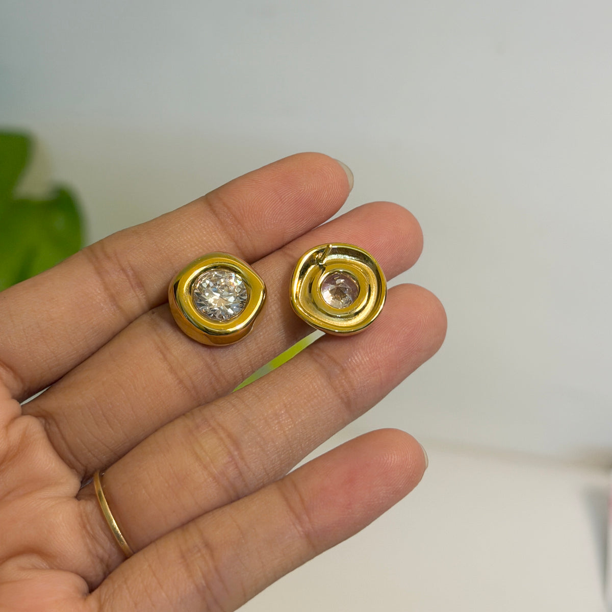 Round stone studs