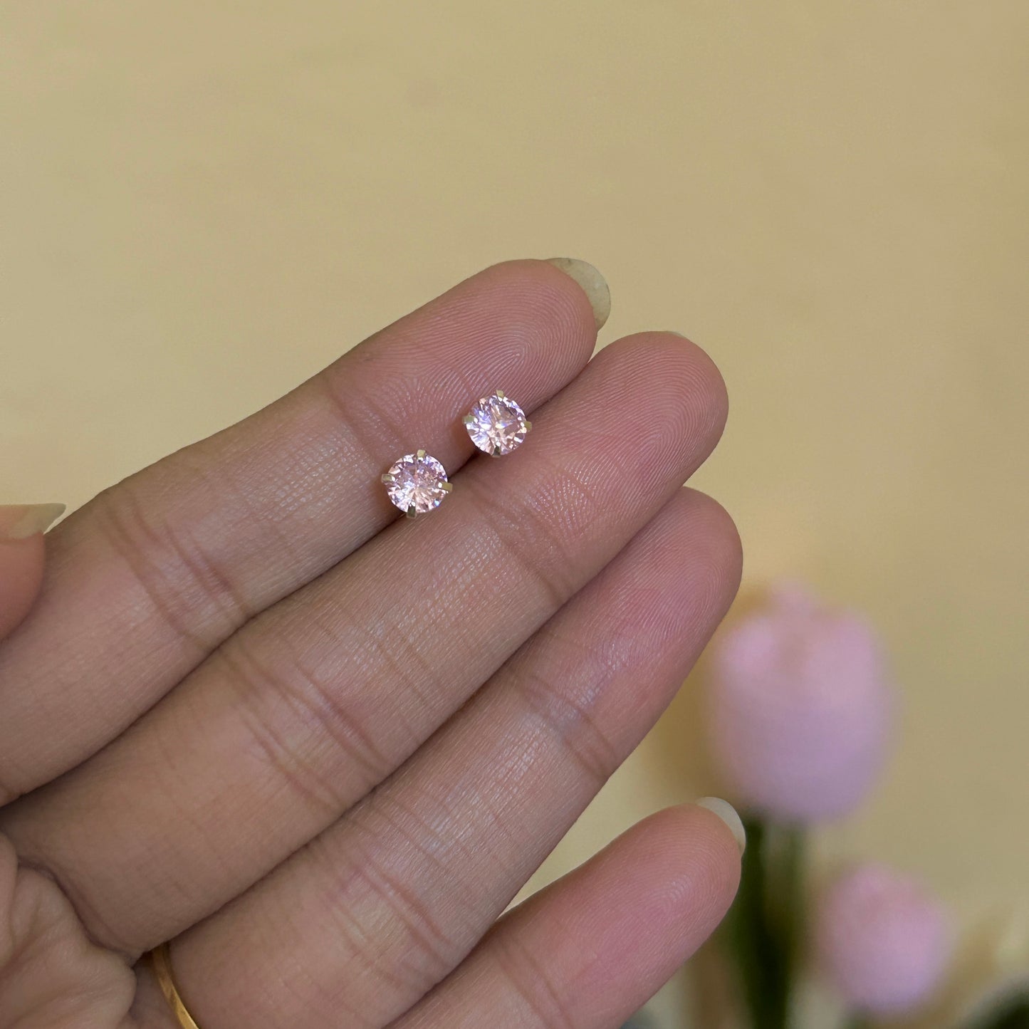 Light pink studs (5mm)
