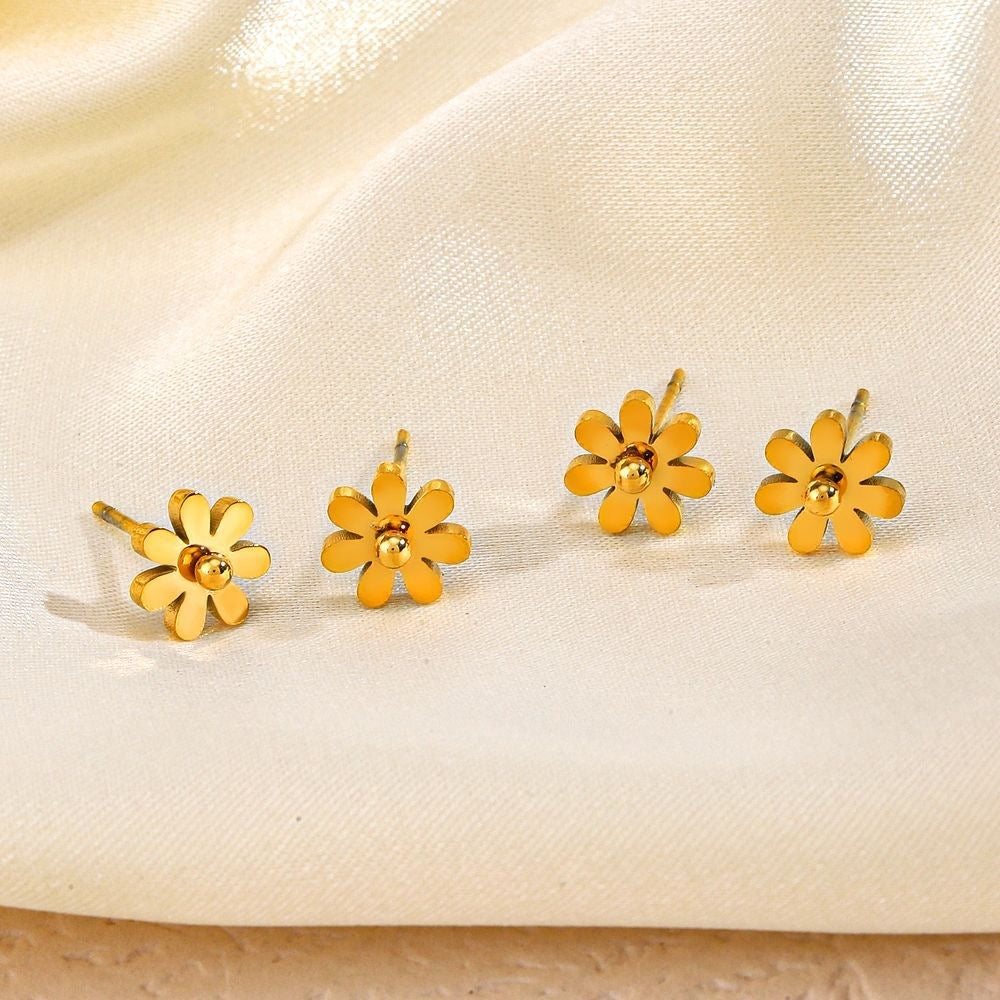 Small daisy studs