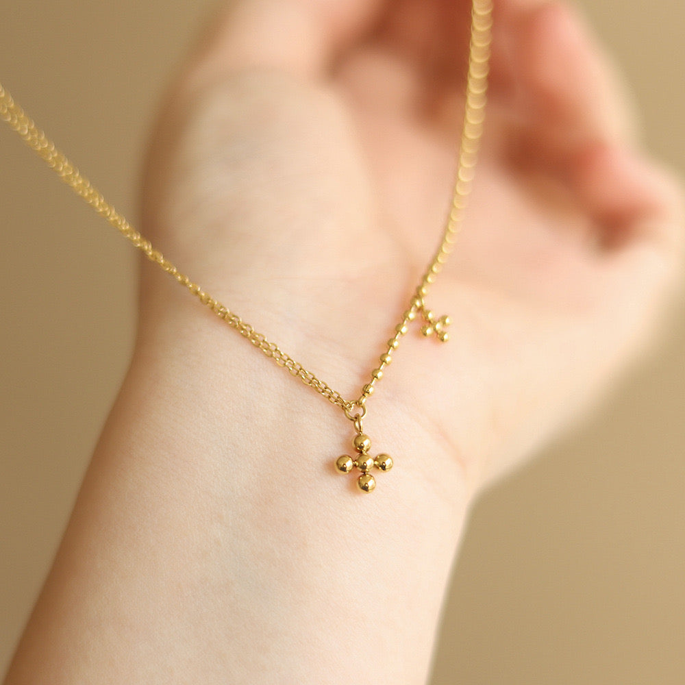 Dainty flower necklace