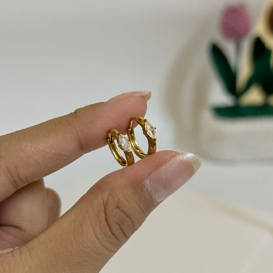 Single stone huggies