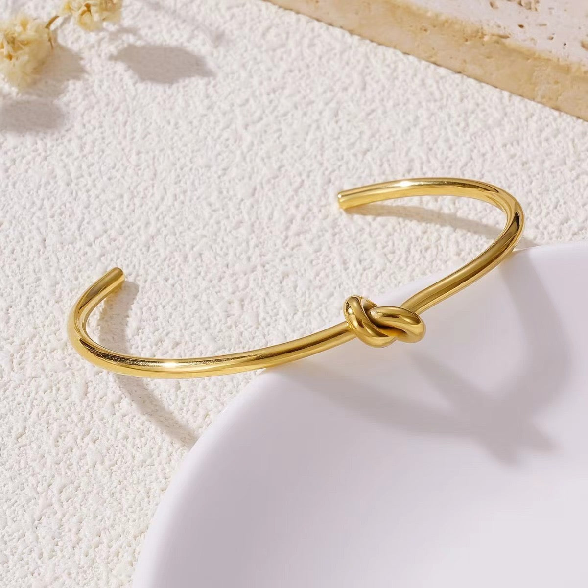 Knot cuff