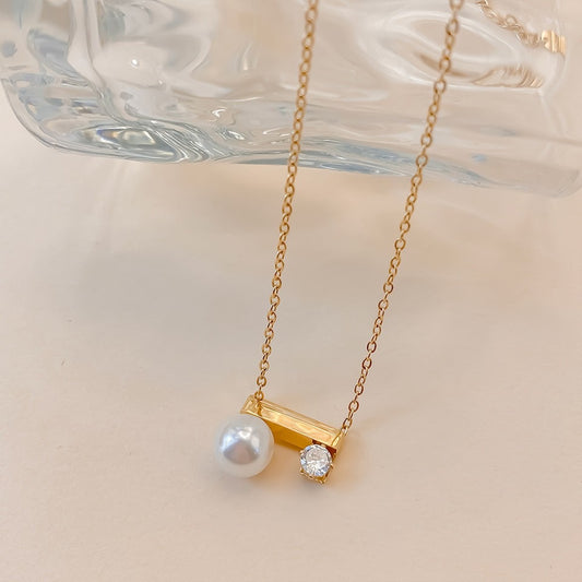 Pearly stone necklace